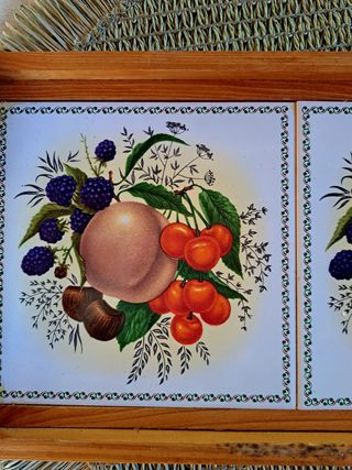 Vassoio antico in legno e ceramica