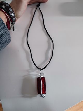 Colgante de cristal y metal.