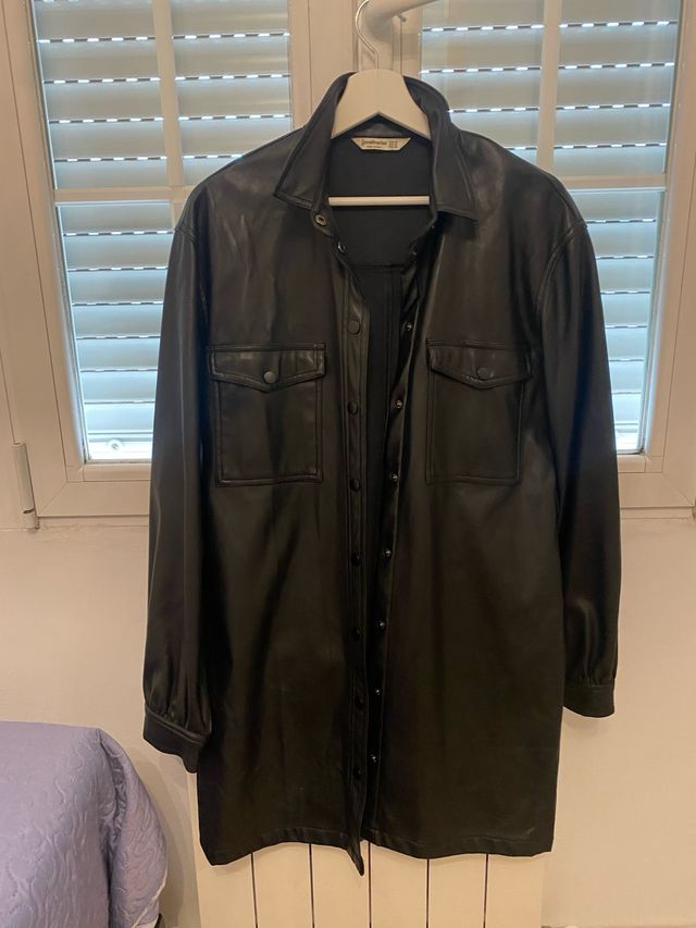 chaqueta larga cuero negro