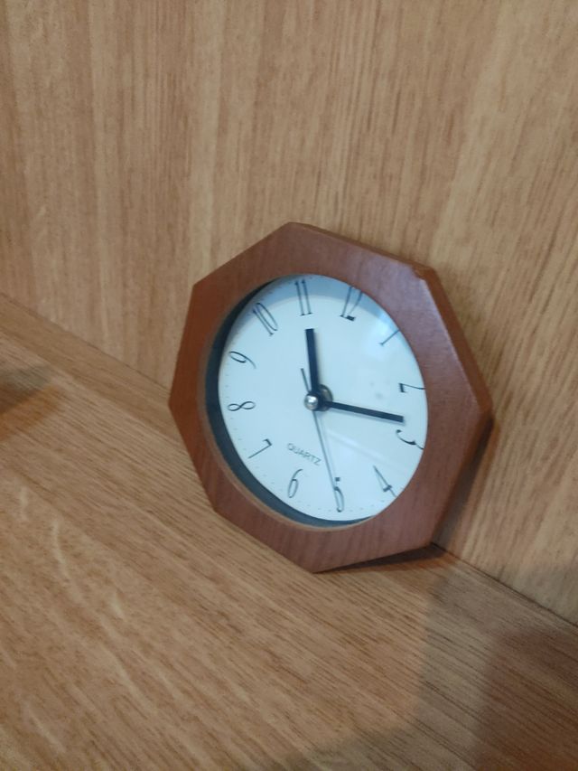 Reloj de pared retro con marco de faceta de madera
