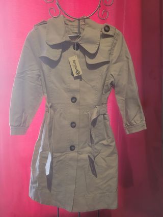 Gabardina con etiqueta Formula Joven