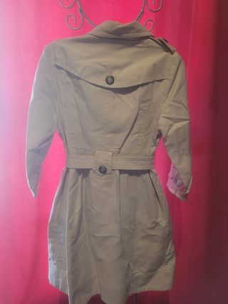 Gabardina con etiqueta Formula Joven