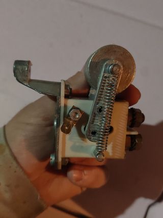 Desconectador automático de baterías y alternador