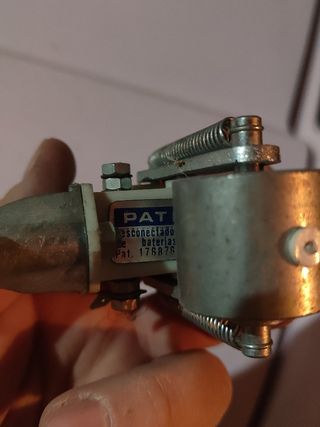 Desconectador automático de baterías y alternador
