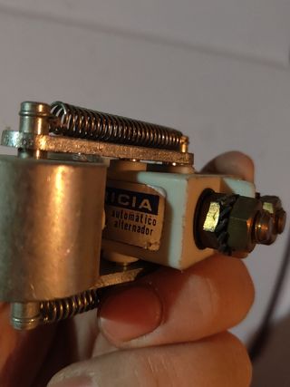 Desconectador automático de baterías y alternador