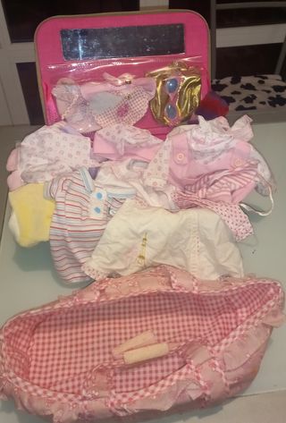10 muñecas, mochila, capazo y ropa