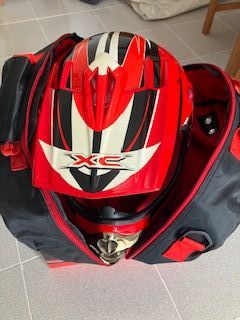 Equipo de Enduro: Coraza, casco, rodilleras, botas