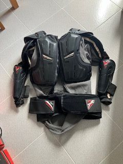Equipo de Enduro: Coraza, casco, rodilleras, botas