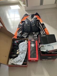 Equipo de Enduro: Coraza, casco, rodilleras, botas