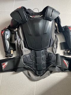 Equipo de Enduro: Coraza, casco, rodilleras, botas