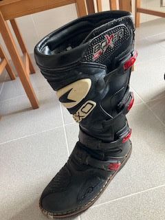 Equipo de Enduro: Coraza, casco, rodilleras, botas