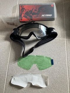 Equipo de Enduro: Coraza, casco, rodilleras, botas