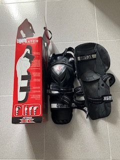 Equipo de Enduro: Coraza, casco, rodilleras, botas