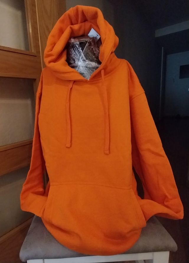 12 sudaderas tallas varias y colores varios.