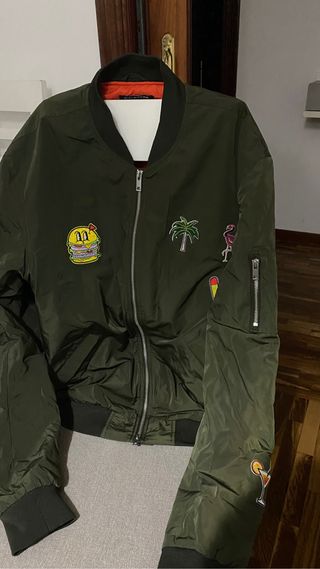 CAZADORA BOMBER VERDE PARCHES