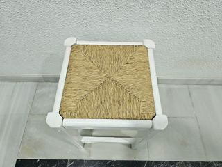 Taburete de madera y enea
