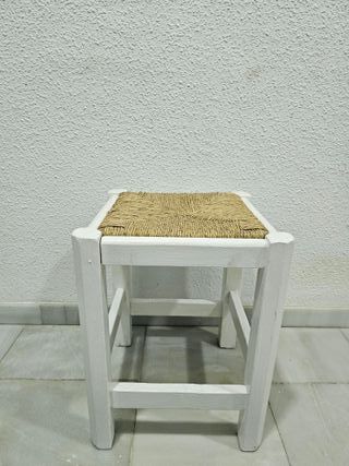 Taburete de madera y enea