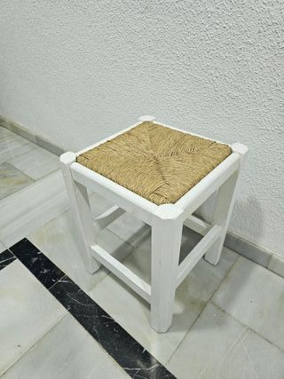 Taburete de madera y enea