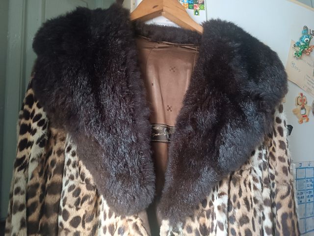 Abrigo de piel estampado de leopardo