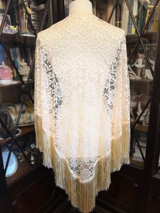 chal de encaje.