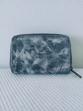 Portafoglio in similpelle verniciata grigio/bianco