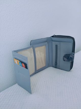 Portafoglio in similpelle verniciata grigio/bianco