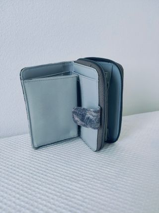 Portafoglio in similpelle verniciata grigio/bianco