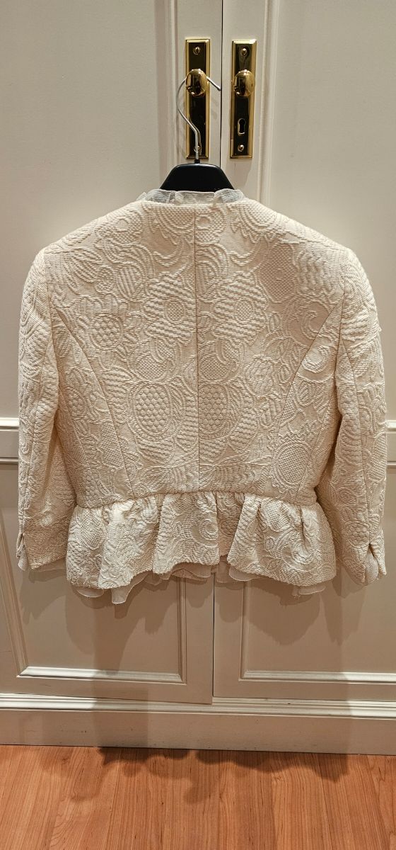 Elegante chaqueta tono blanco roto