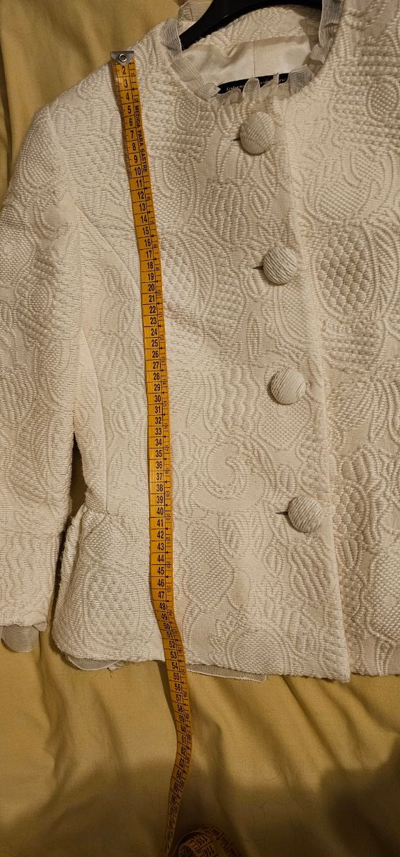 Elegante chaqueta tono blanco roto