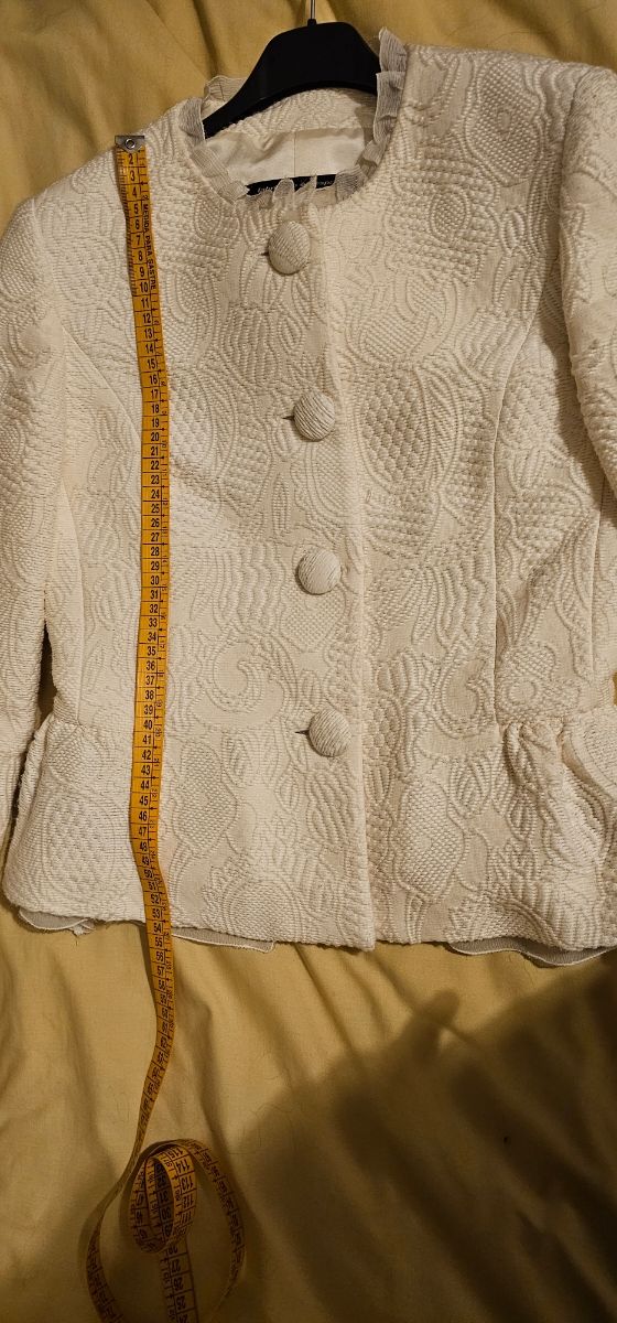 Elegante chaqueta tono blanco roto