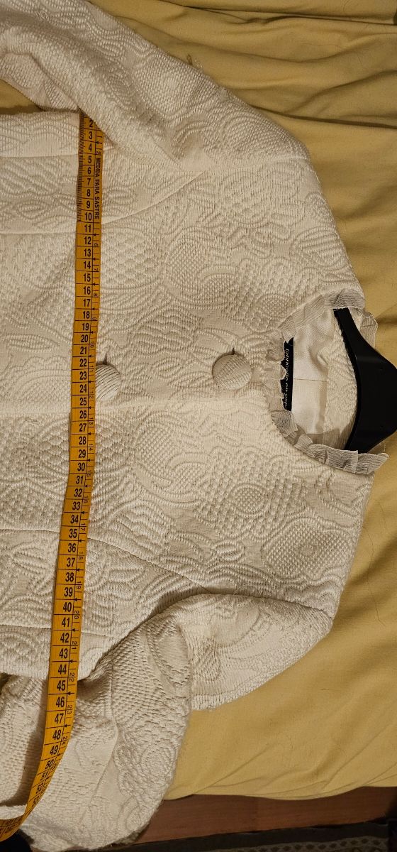 Elegante chaqueta tono blanco roto