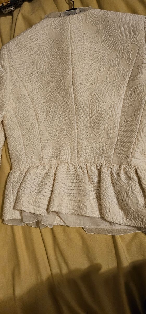 Elegante chaqueta tono blanco roto