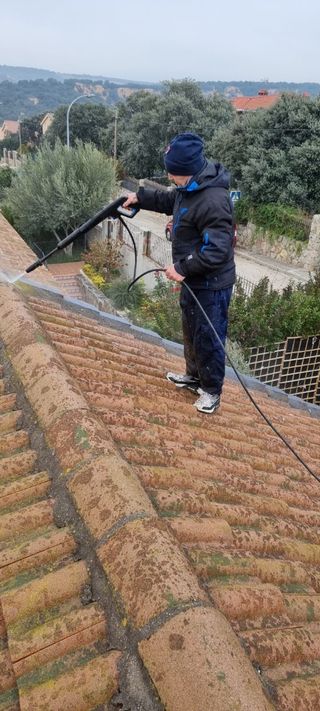 LIMPIAR TODO TIPO DÉ TEJAS Y PINTAMOS CÓMO NUEVOS 