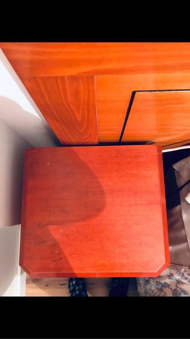 DOS MESITAS DE NOCHE MADERA BARNIZADA