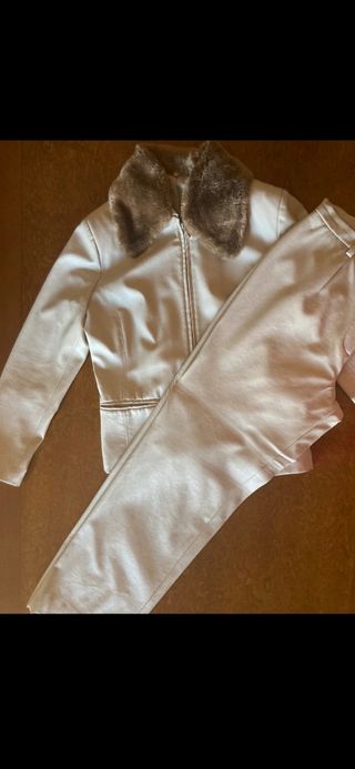 Cazadora y pantalón de poli piel.