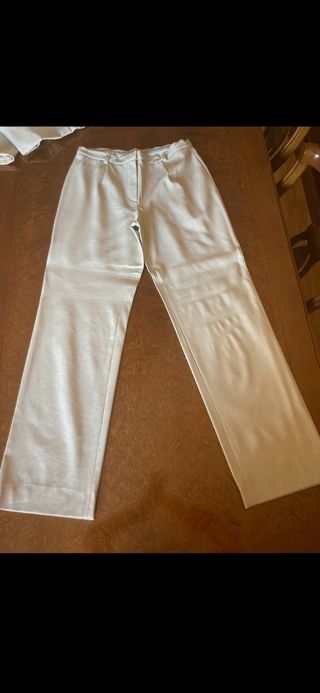 Cazadora y pantalón de poli piel.