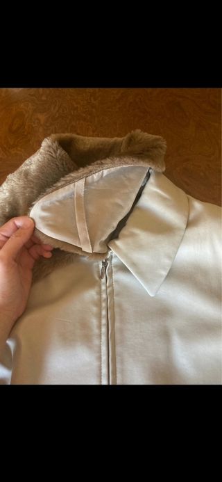 Cazadora y pantalón de poli piel.