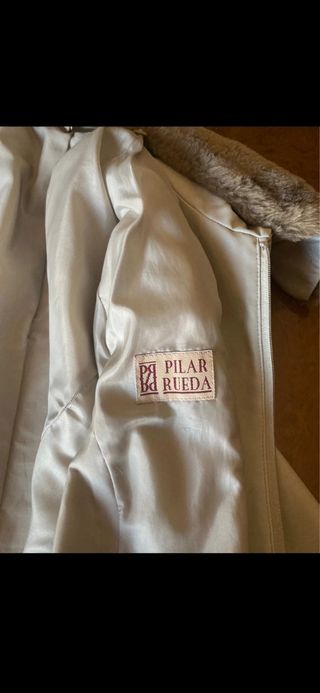 Cazadora y pantalón de poli piel.