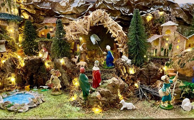 presepe presepio artigianale con luci e personaggi