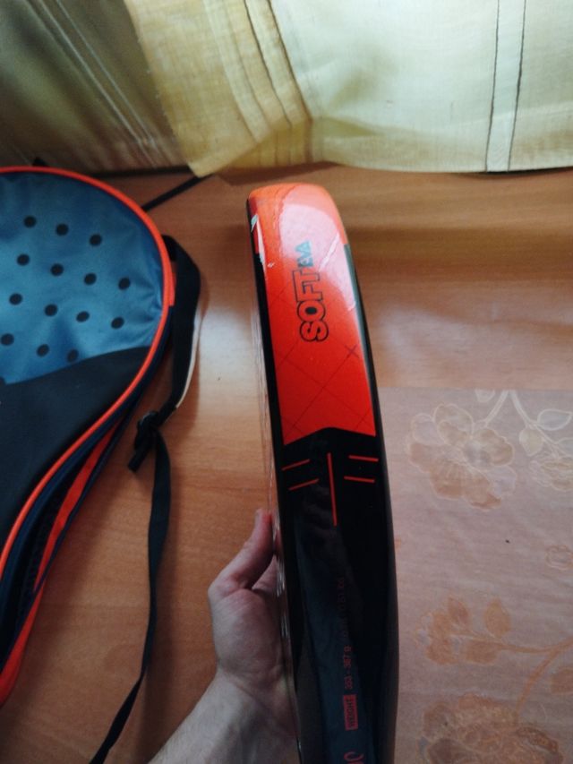 Pala de pádel con funda