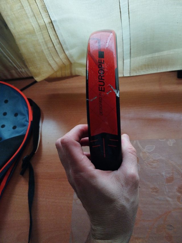 Pala de pádel con funda