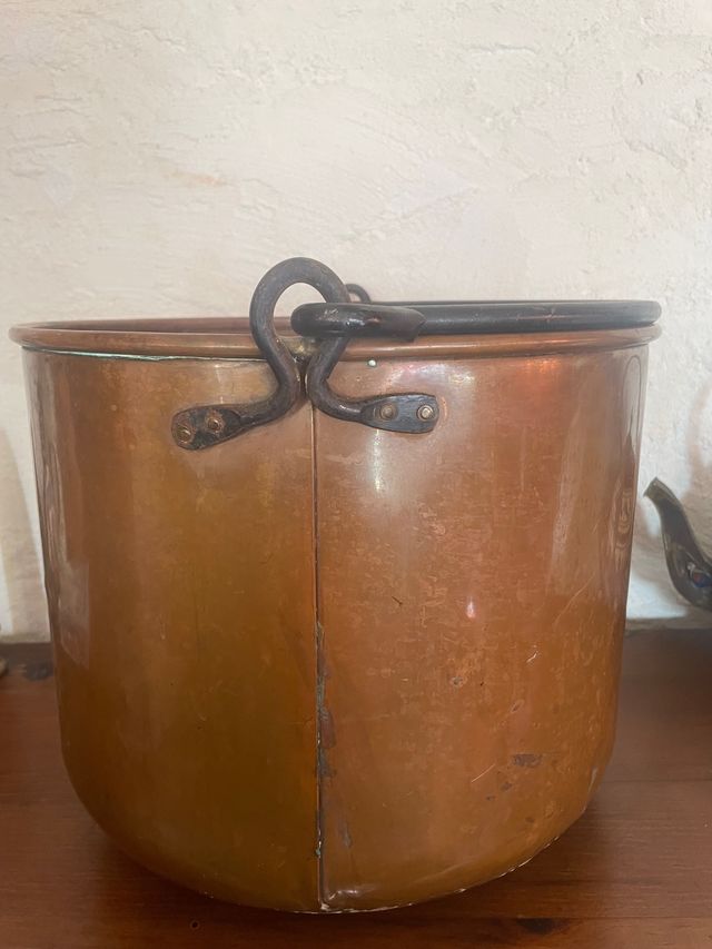 Antiguo cuenco de cobre