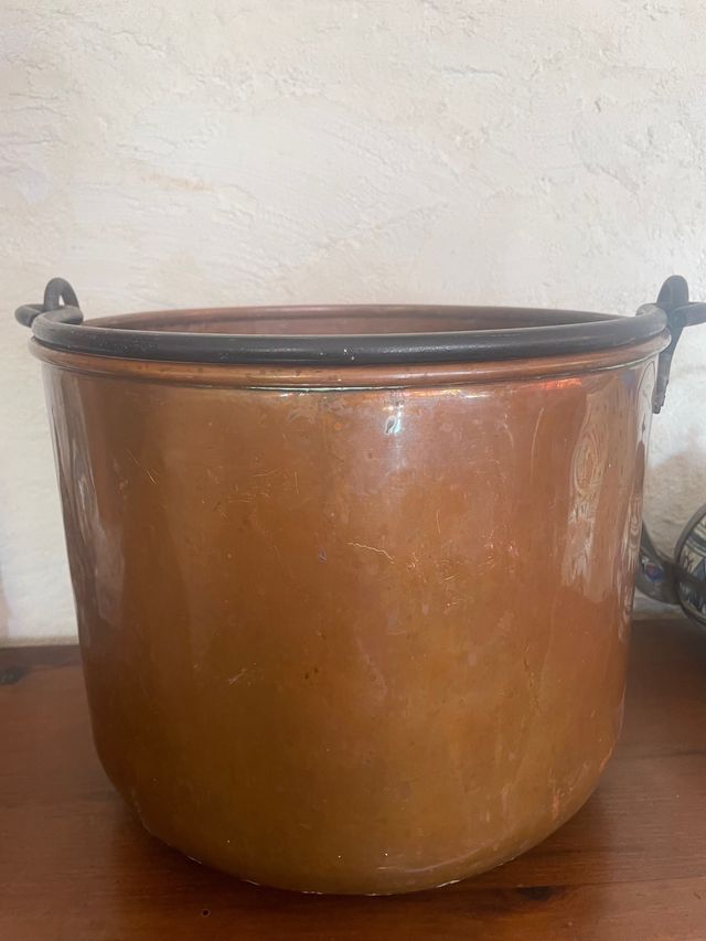 Antiguo cuenco de cobre