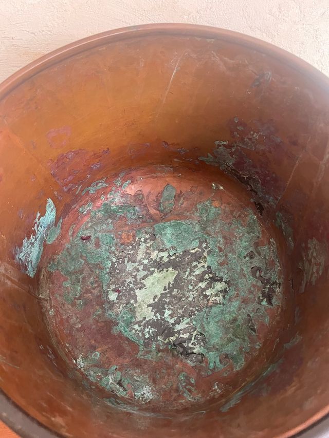 Antiguo cuenco de cobre