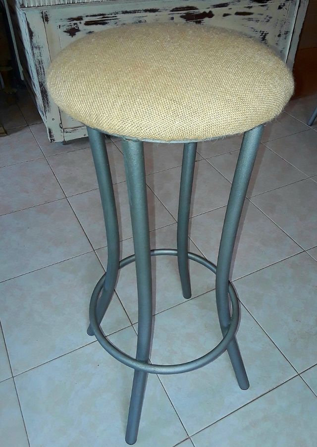 conjunto sillas y taburetes de hierro