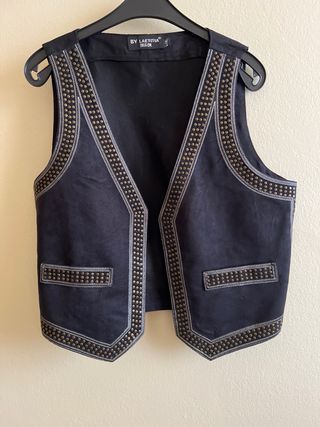 Chaleco negro tela simil cuero