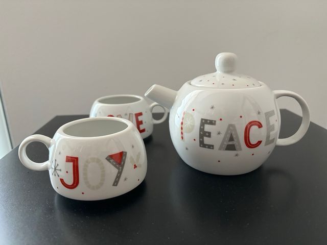 teiera e tazze in ceramica