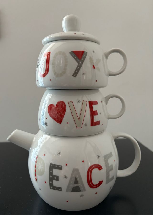 teiera e tazze in ceramica