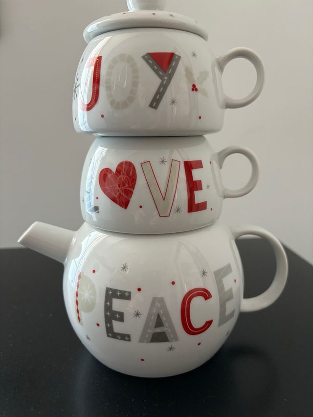 teiera e tazze in ceramica