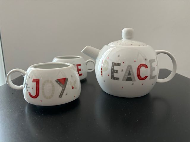 teiera e tazze in ceramica